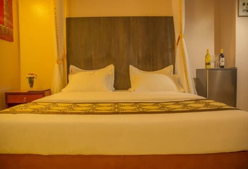 Номер Deluxe, Russell