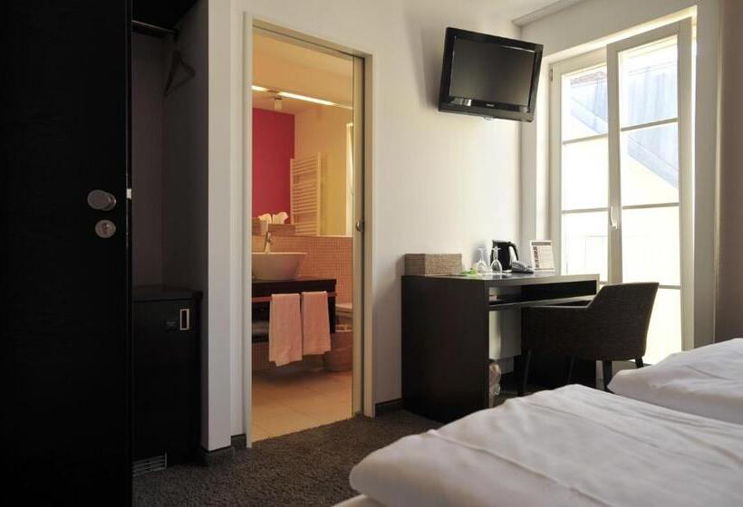 Quarto Estandar, Maximilian