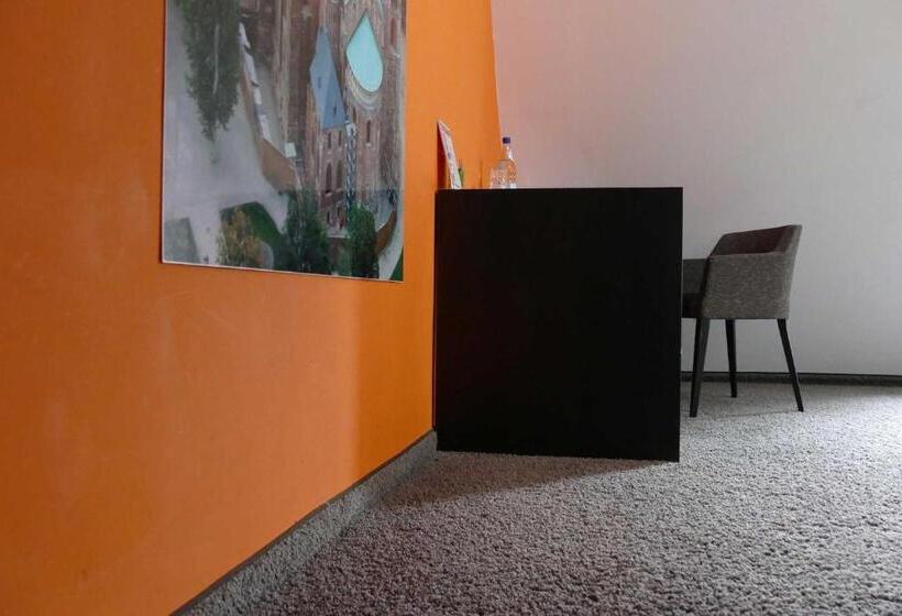 Quarto Dúplex, Maximilian
