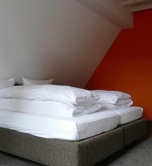 Quarto Familiar, Maximilian
