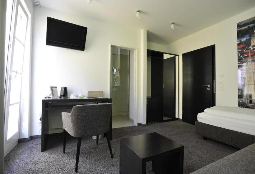 Quarto Estandar, Maximilian