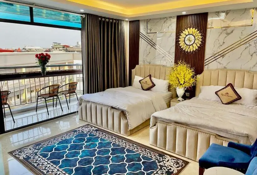 سوییت خانوادگی, The Royal Hotel Near West Lake