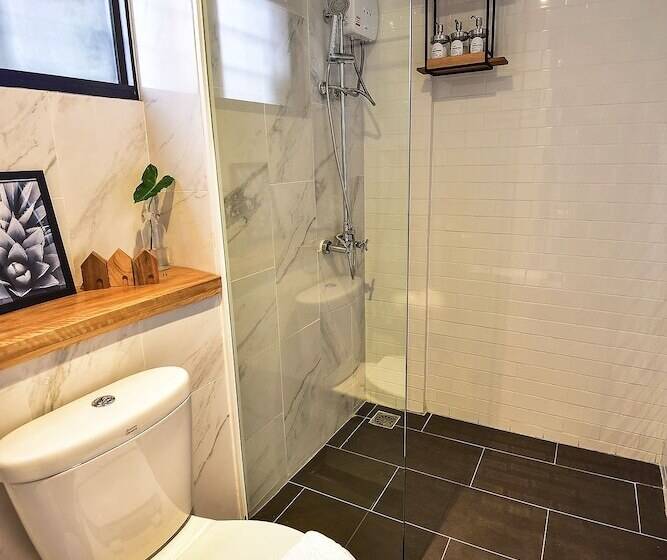 디럭스 스위트, Family Tree