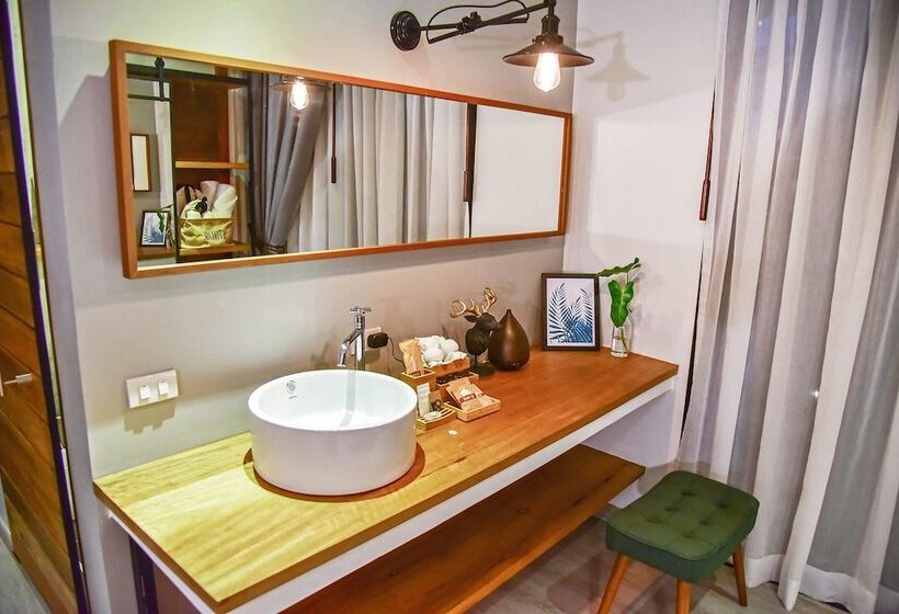 디럭스 스위트, Family Tree