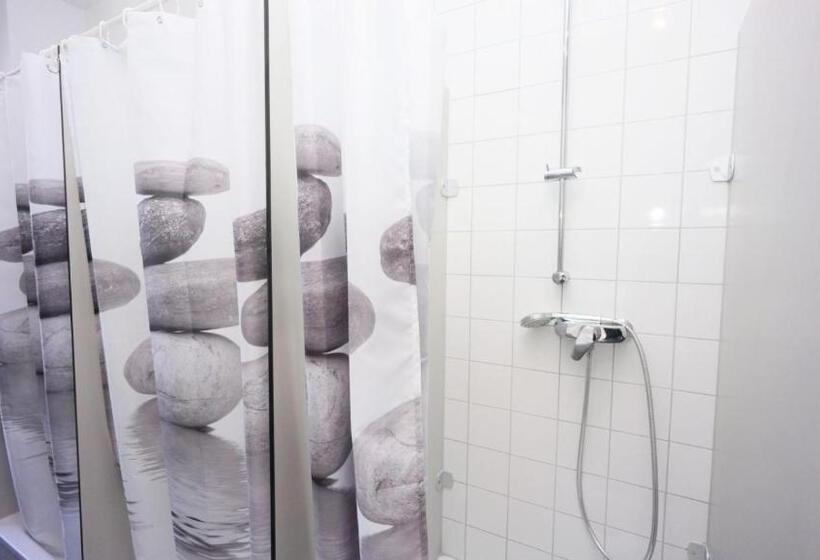חדר משפחתי חדר אמבטיה משותף, Low Budget Hostel