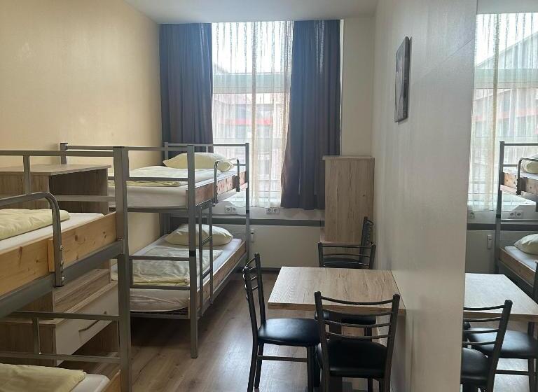 הכלכלה חדר לארבעה עם מקלחת משותפת, Low Budget Hostel