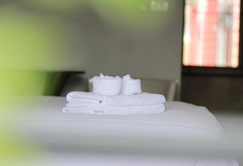 디럭스 룸 킹사이즈 침대, Smaids Room