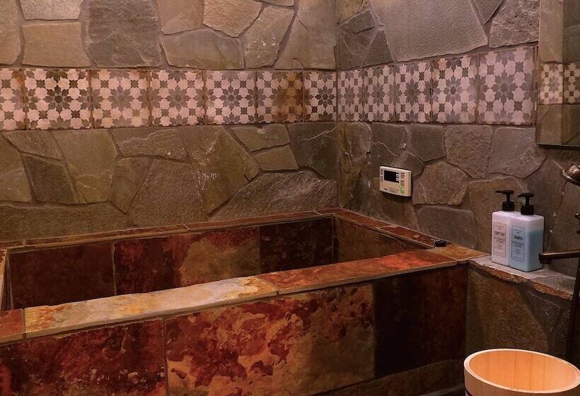 패밀리 룸, Gion Koh