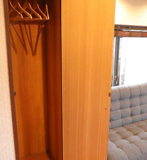 스탠다드 트리픔 룸 공동욕실, Gion Koh