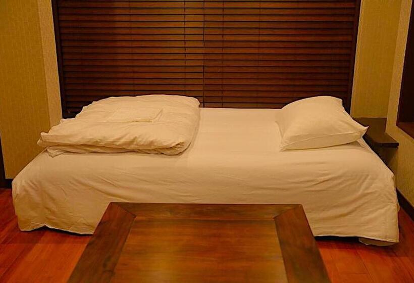 스탠다드 트리픔 룸 공동욕실, Gion Koh