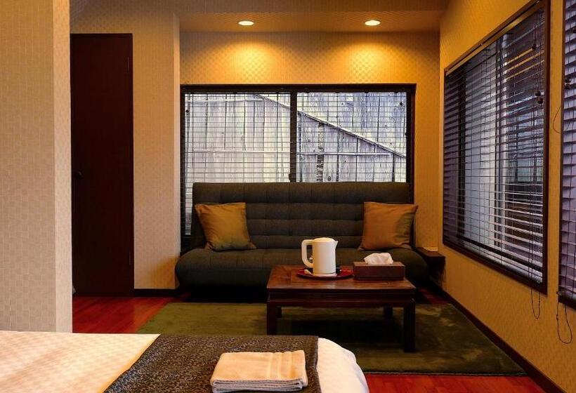 스탠다드 트리픔 룸 공동욕실, Gion Koh