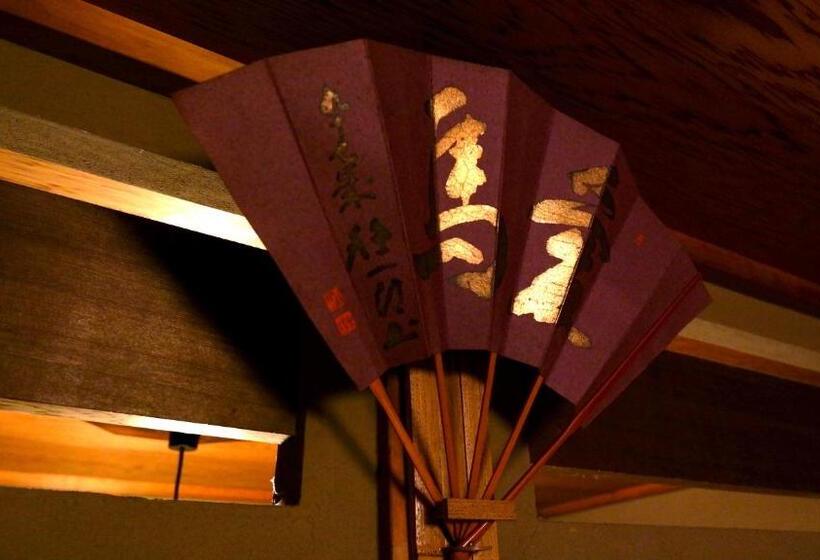 패밀리 룸, Gion Koh