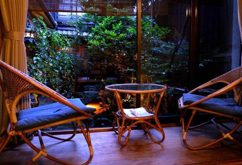 패밀리 룸, Gion Koh