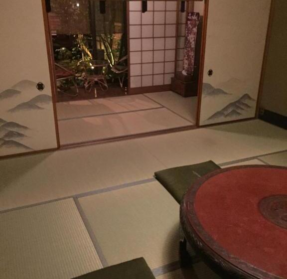 패밀리 룸, Gion Koh