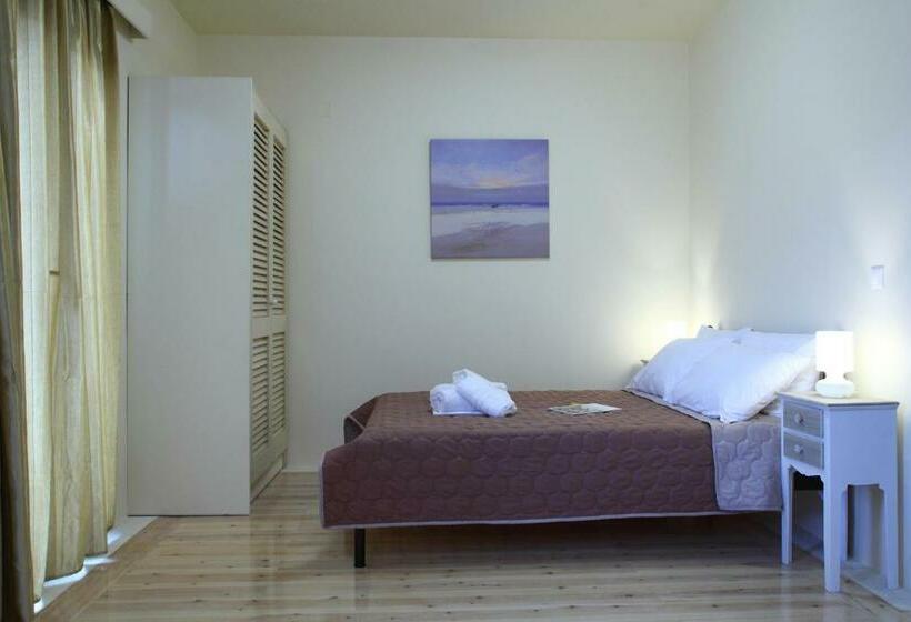 חדר סופריור לשלושה, Niriides