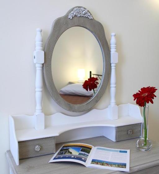 דירת חדר, Niriides