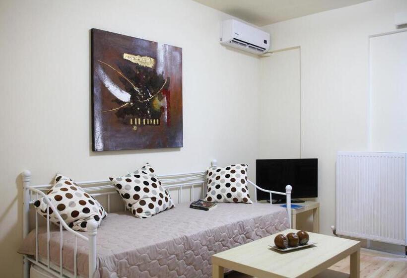 דירת חדר, Niriides