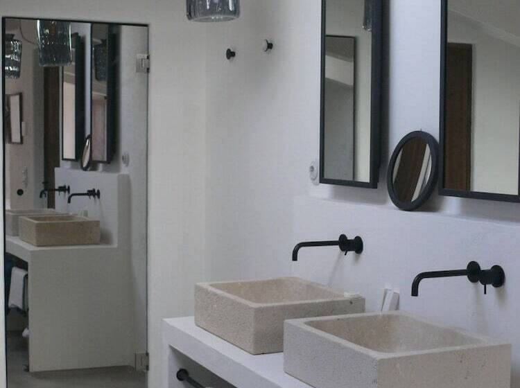 غرفة ديلوكس, Can Araya