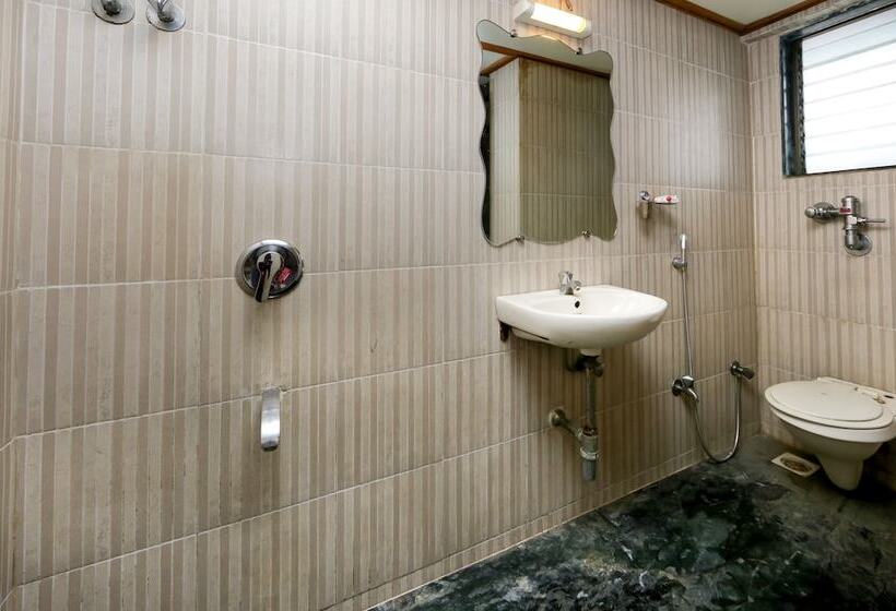 Deluxe Room, Lucky Hotel Goregaon