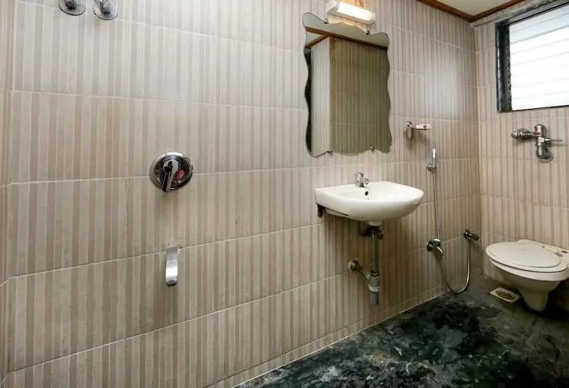 Deluxe Room, Lucky Hotel Goregaon