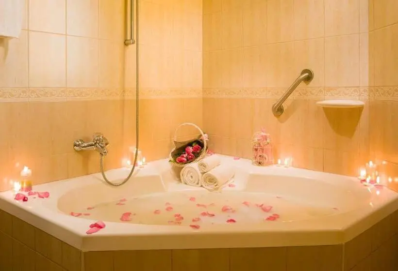 کلبه ییلاقی, Masira Island Resort
