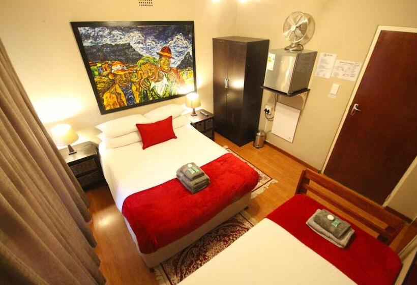 Номер Deluxe, Saltycrax Backpackers And Surf Hostel By Curiocity