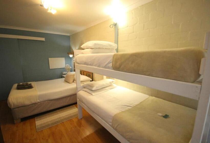 Номер Стандарт с Койками, Saltycrax Backpackers And Surf Hostel By Curiocity