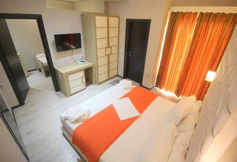 Suite Familiale, Strora