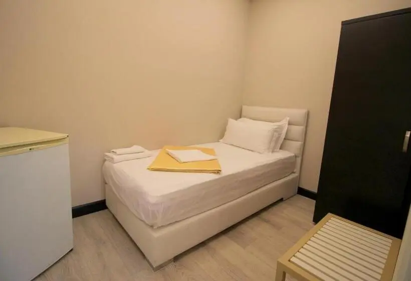 Suite Vue Mer Latérale, Strora