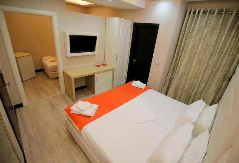 Suite Vue Mer Latérale, Strora