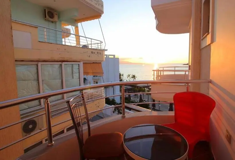 Suite Vue Mer Latérale, Strora
