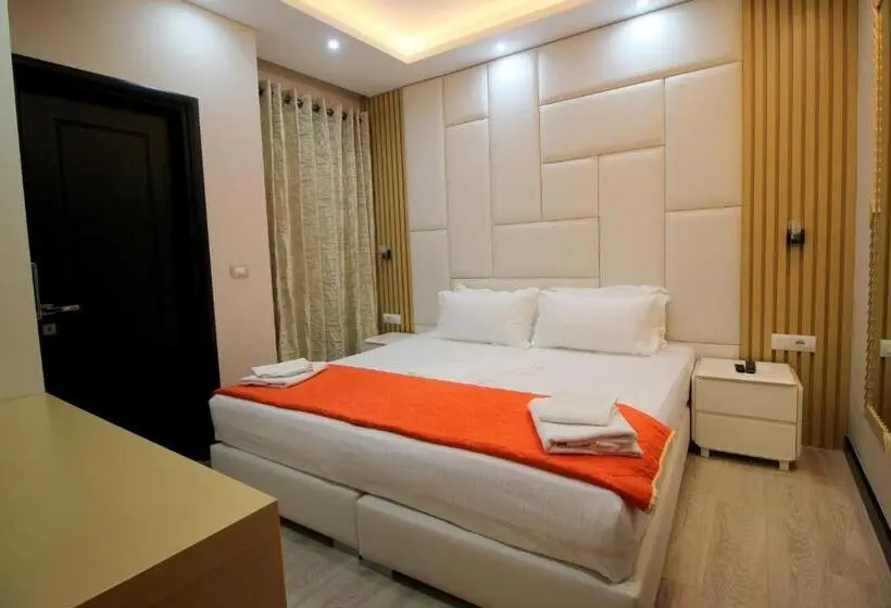 Suite Vue Mer Latérale, Strora