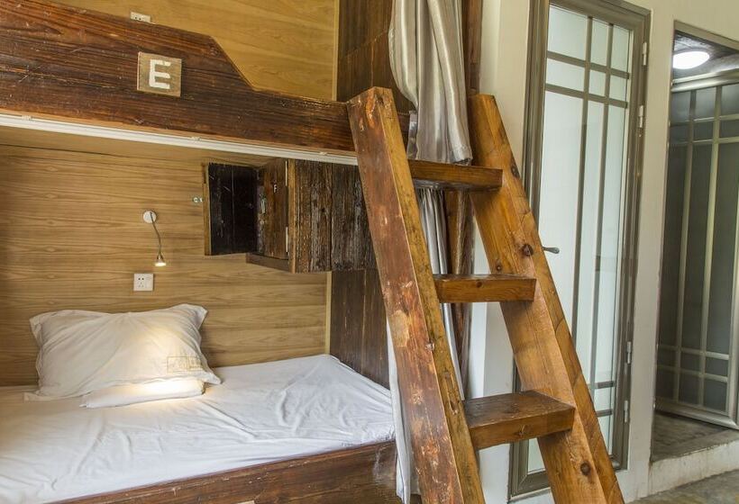 共用房间的床, Mountain Stream