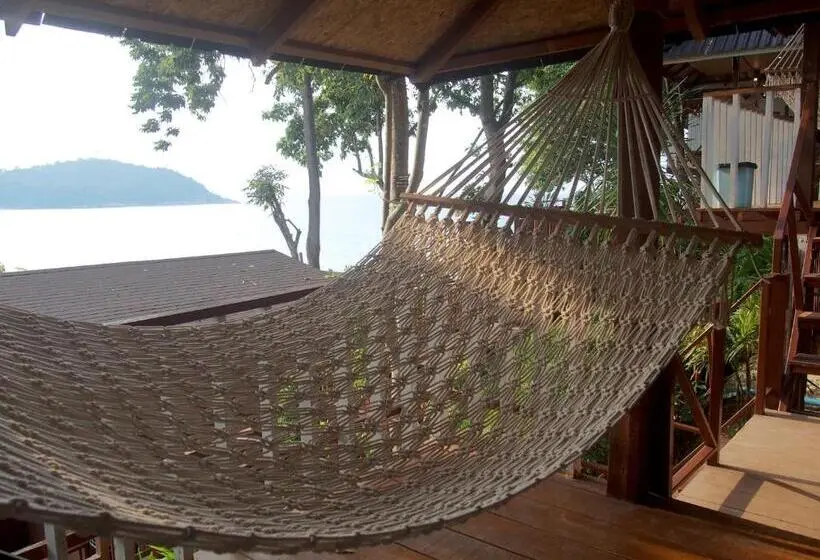 オーシャンビューデラックスルームバルコニー付き, Chareena Hill Beach Resort