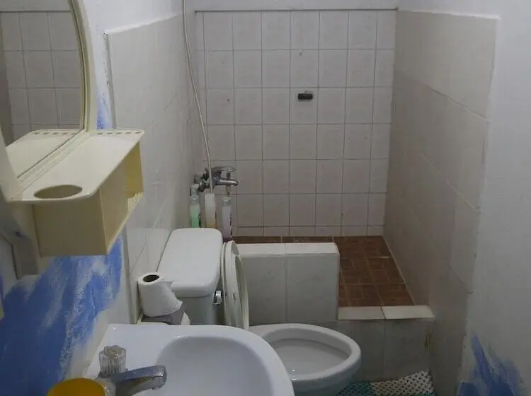 اتاق استاندارد سه نفره, G.t. Guest House