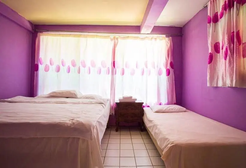 اتاق استاندارد سه نفره, G.t. Guest House