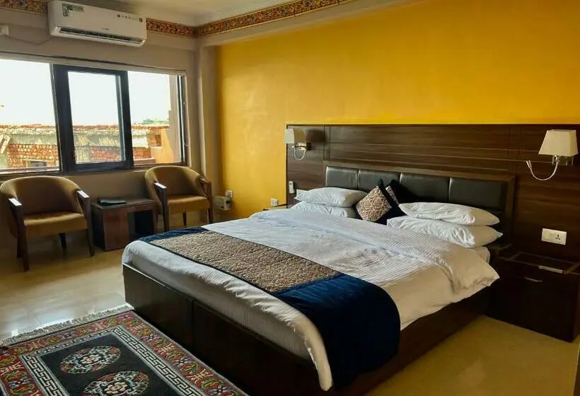 اتاق رویال, Norbu House