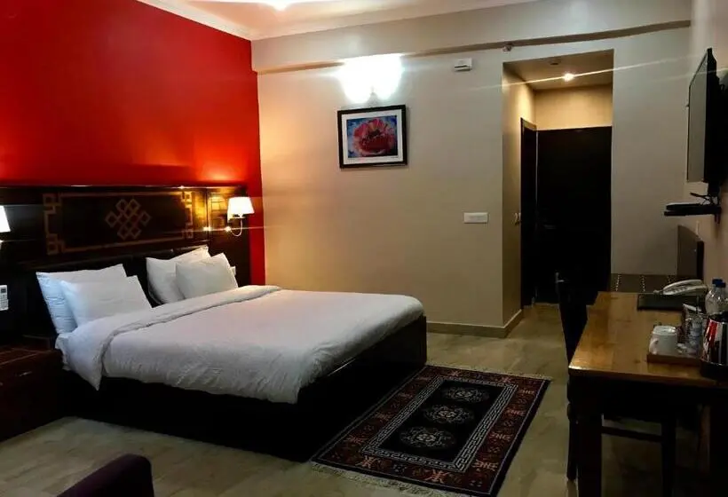 اتاق رویال, Norbu House