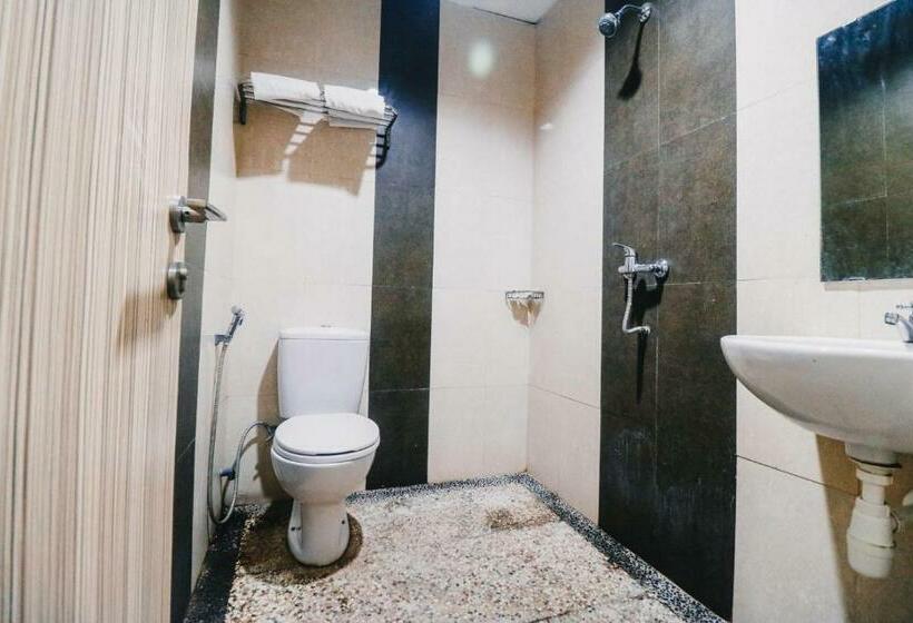 Номер Стандарт, Reddoorz Plus Near Sultan Hasanuddin Airport