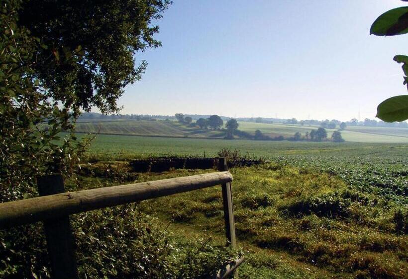 身障者適用キングサイズベッドルーム, The Pheasant Pub At Gestingthorpe Stylish Boutique Rooms In The Coach House