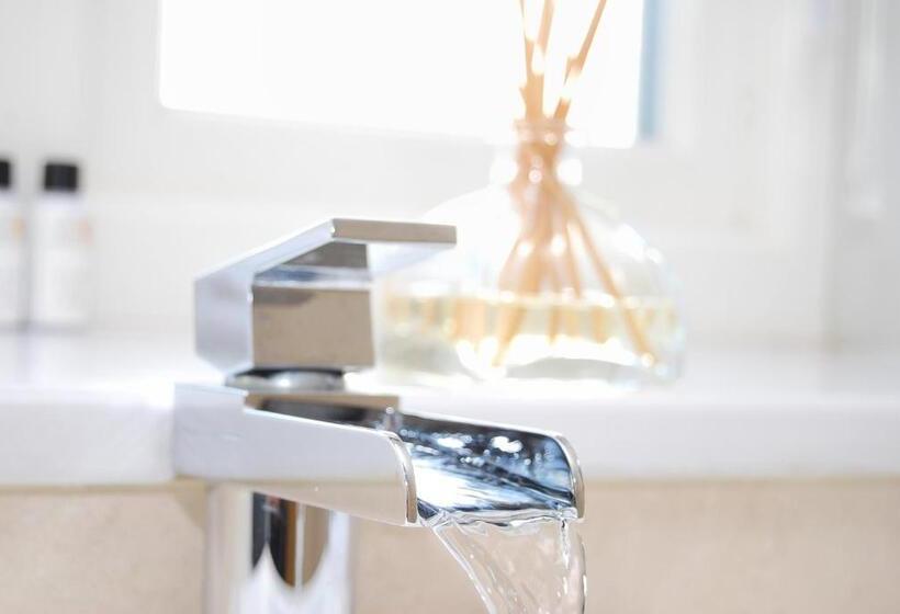 身障者適用キングサイズベッドルーム, The Pheasant Pub At Gestingthorpe Stylish Boutique Rooms In The Coach House