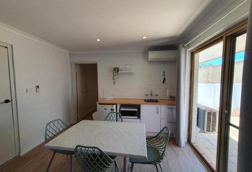 سوئیت 2 خوابه, The African Reef