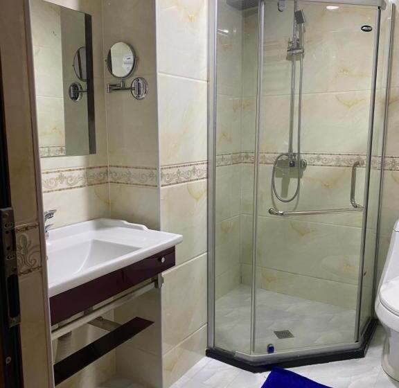 Quarto Triplo Estandar, Amadeus