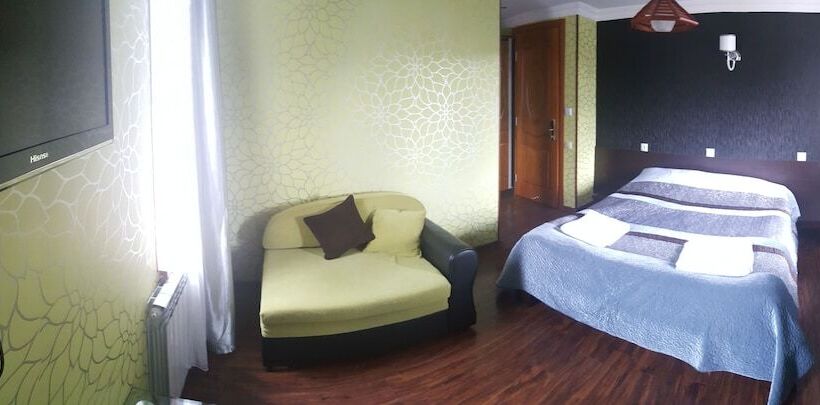 اتاق اکونومی, Amadeus