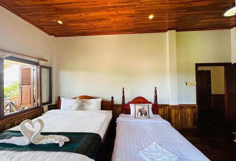 اتاق استاندارد سه تخته با بالکن, Kingkham Riverside