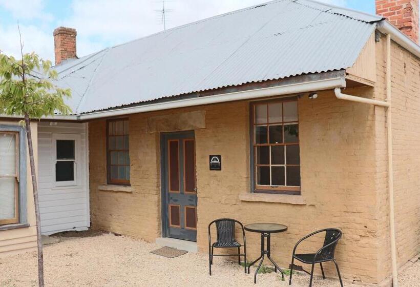 غرفة أساسية, Robinson Cottage