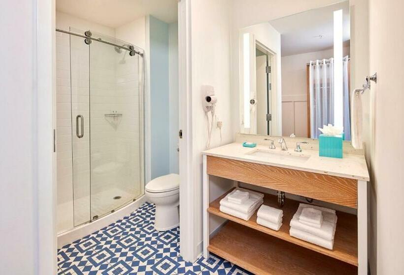 غرفة قياسية مطلّة علي حمام السباحة, Universal's Endless Summer Resort - Surfside Inn and Suites