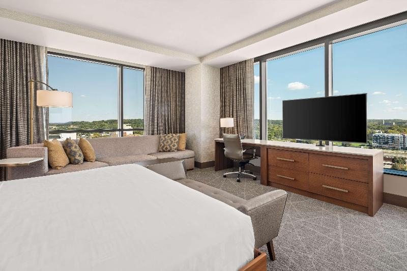 غرفة قياسية سرير كينج لذوى الإحتياجات الخاصة, Hilton Rochester Mayo Clinic Area