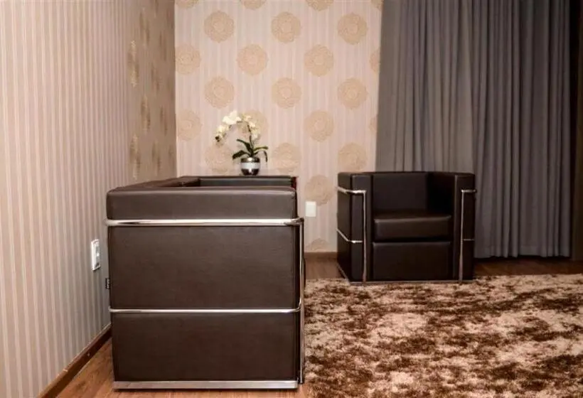デラックススイート, Grand Cafe
