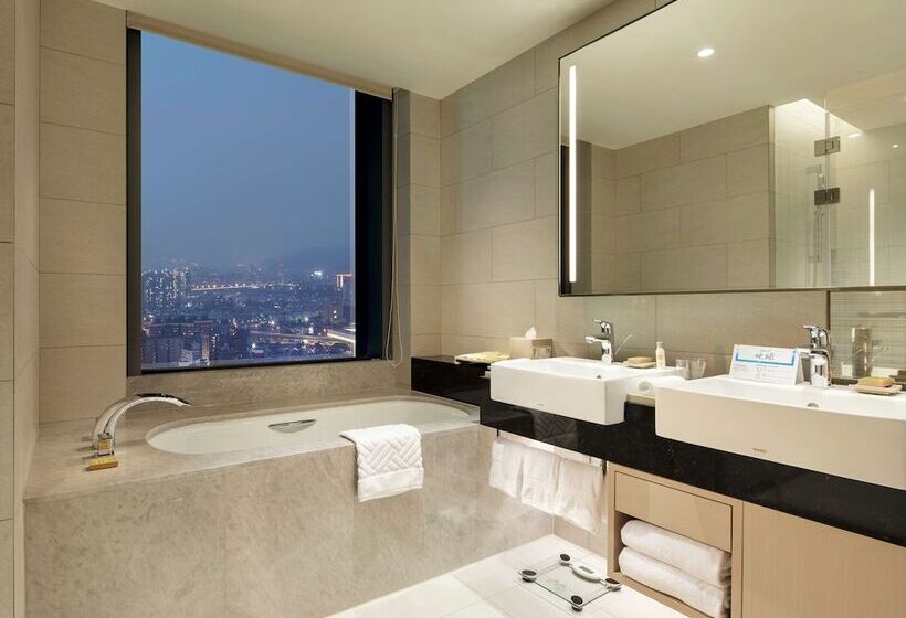 Standard Room Superior Floor, Hilton Taipei Sinban